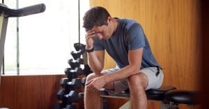 man experiencing gym anxiety